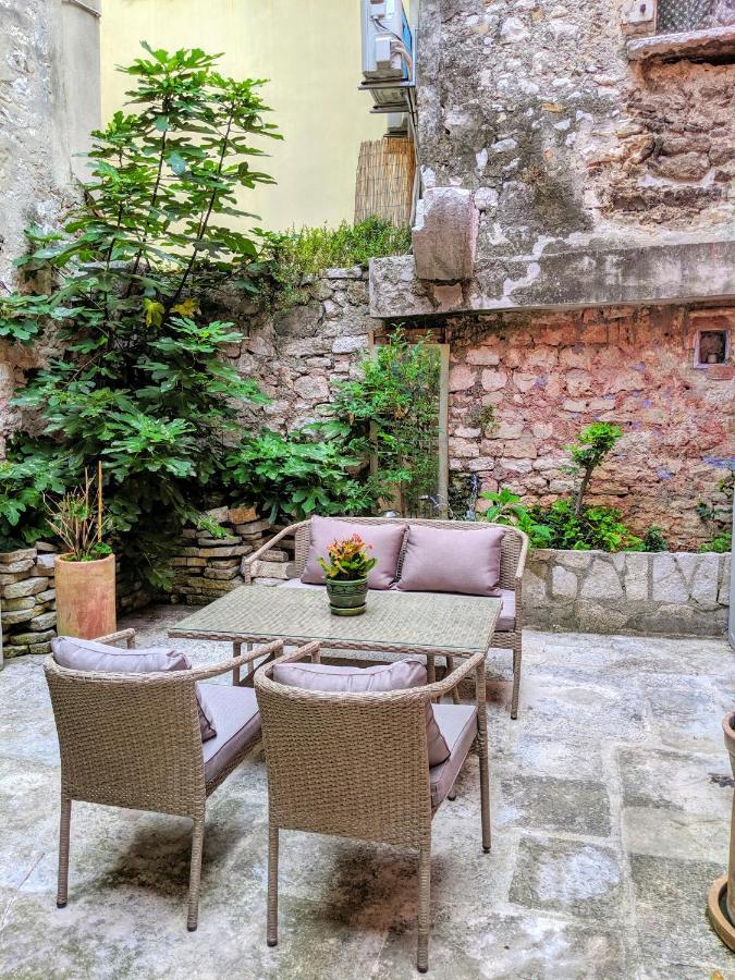 Private Courtyard Medieval Stone Home In Old Town Rovinj Exterior photo